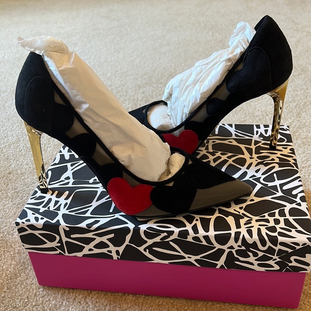 BNWT DVF black and red suede hearts pump size 8.5